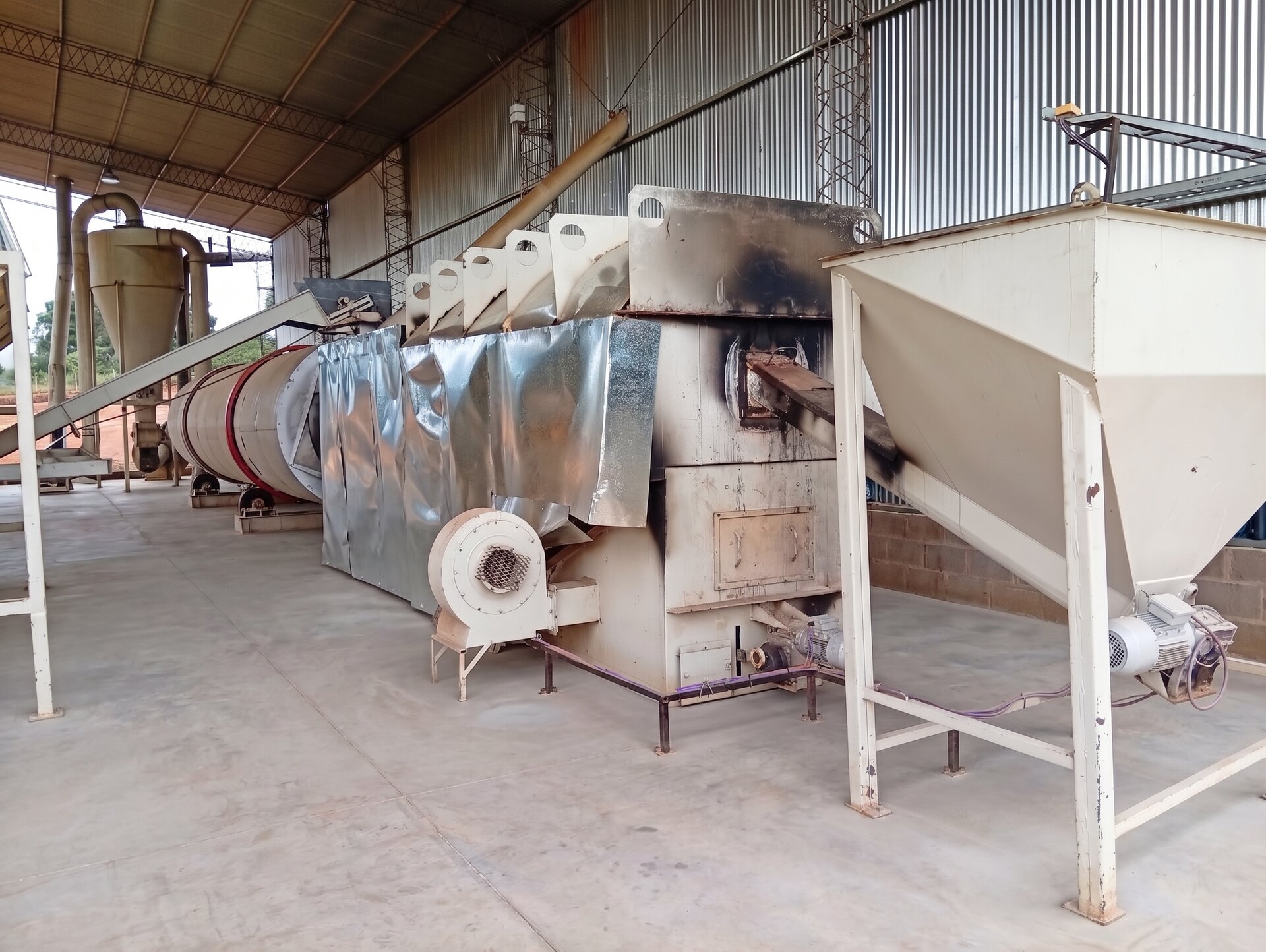 Tambor secador, ciclón y horno de biomasa de la planta secadora